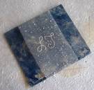 Invitación de boda en papel amate con iniciales