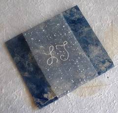 Invitación de boda en papel amate con iniciales