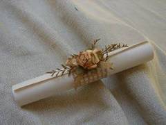 Invitaciones en pergaminos con rosas